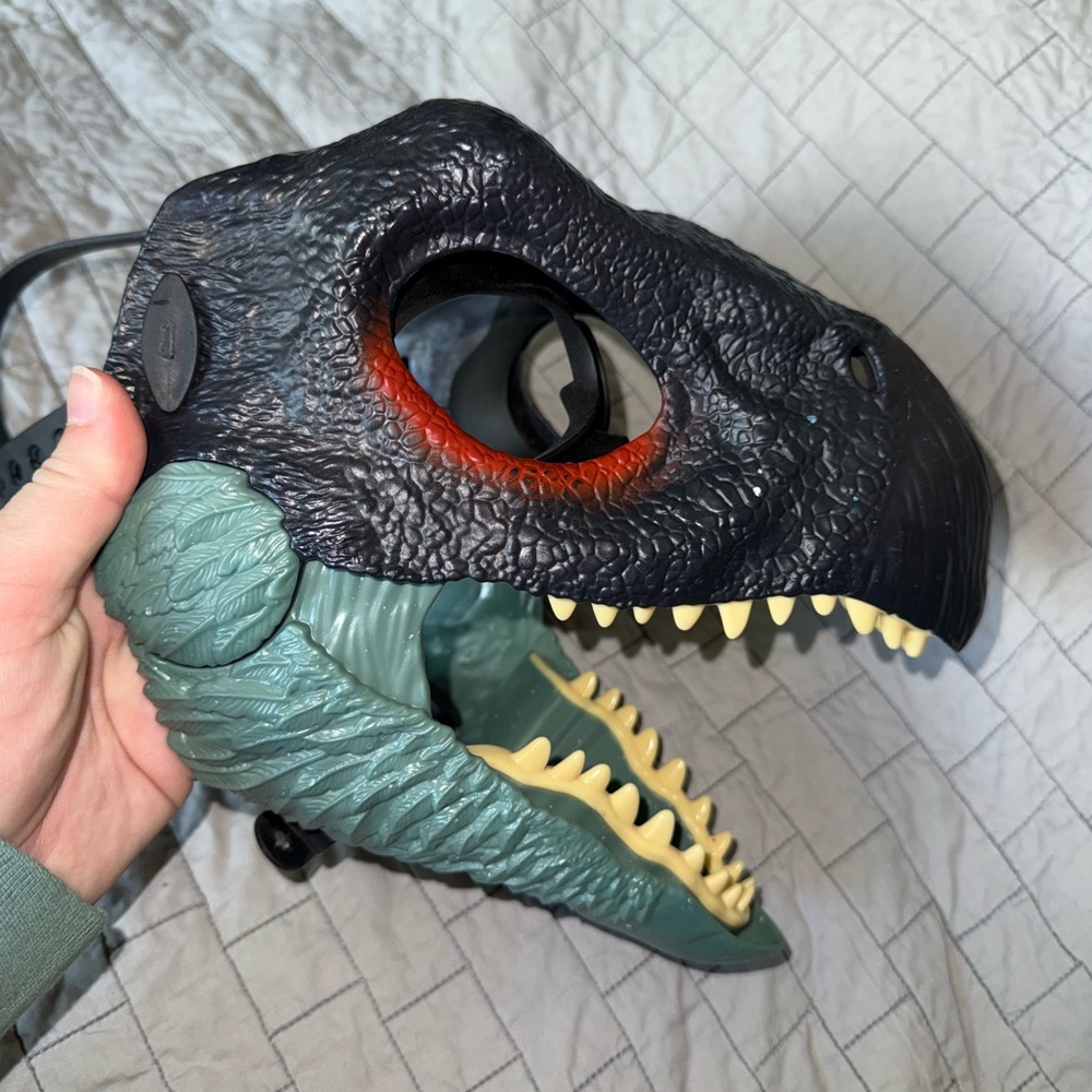 Jurassic Park/World Dominion Therizinosaurus Mask
